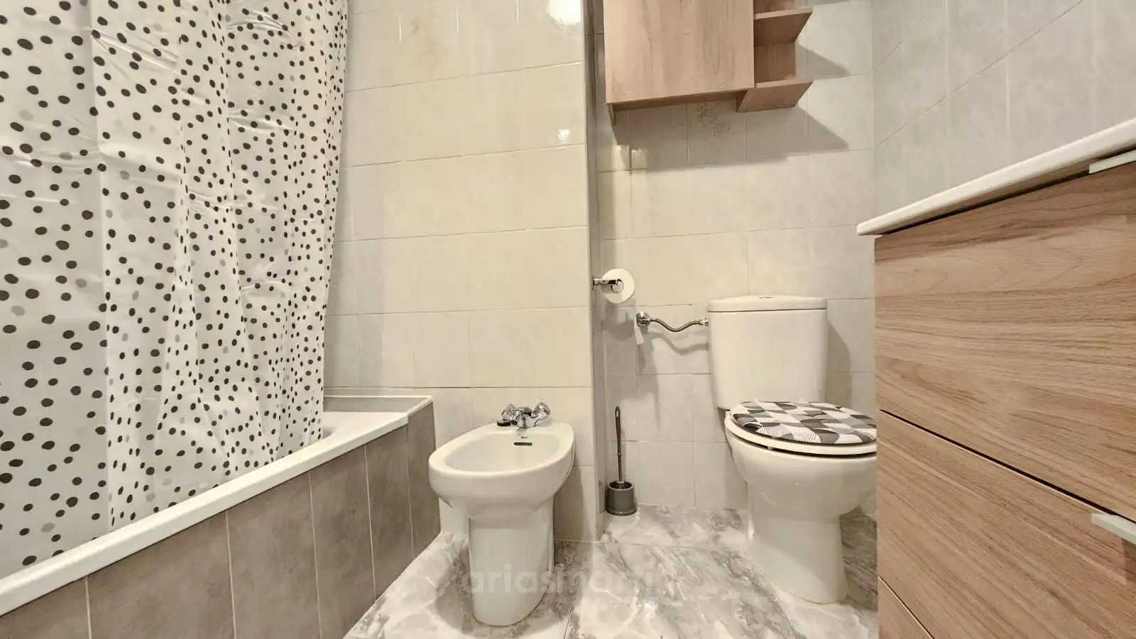 Bathroom of Flat for rent in Salamanca  with Heating, Terrace and Furnished
