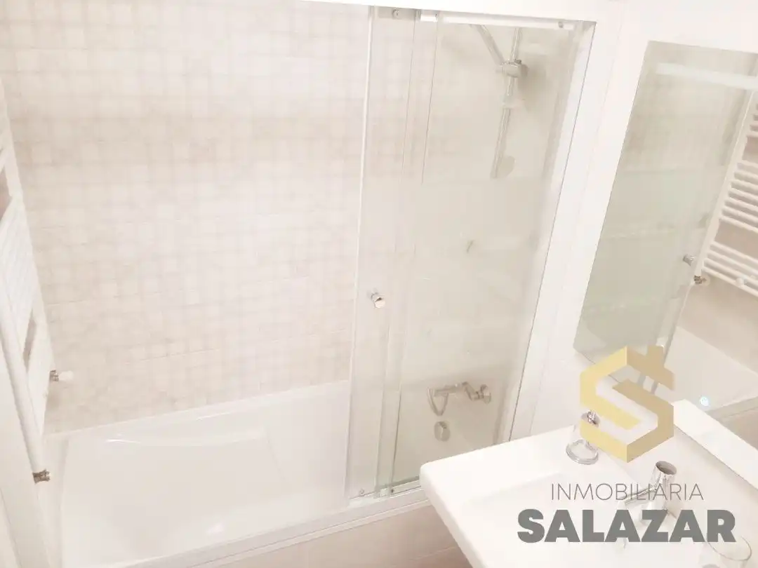 Baño de Ático de alquiler en Bilbao  con Calefacción, Jardín privado y Terraza