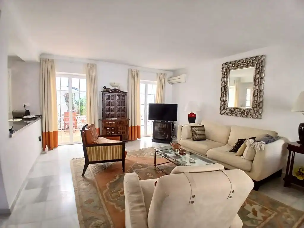 Wohnzimmer von Einfamilien-Reihenhaus zum Verkauf in Fuengirola mit Klimaanlage, Terrasse und Möbliert
