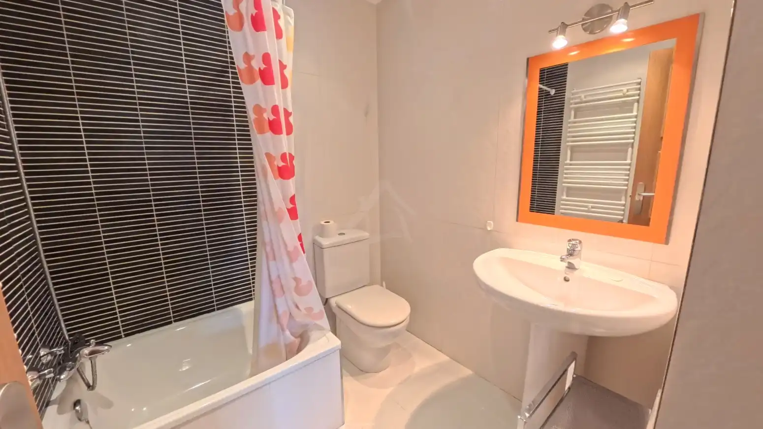 Baño de Piso de alquiler en  Logroño con Aire acondicionado, Calefacción y Jardín privado