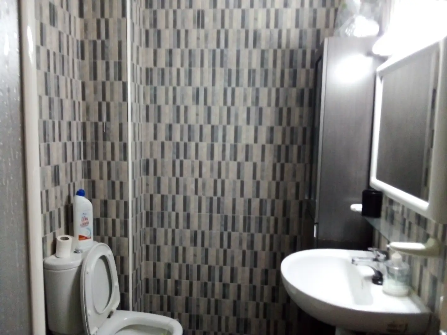 Baño de Apartamento de alquiler en Granada con Amueblado, Lavadora y TV