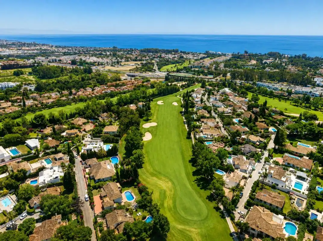 Vista exterior de Casa o chalet en venta en Marbella con Aire acondicionado, Calefacción y Jardín privado