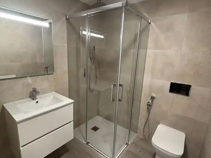 Badezimmer von Wohnung zur Miete in  Granada Capital mit Schwimmbad und Balkon