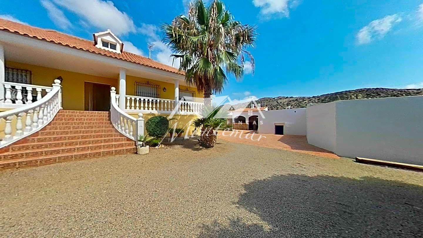 Vista exterior de Casa o xalet en venda en Pulpí amb Aire condicionat, Jardí privat i Terrassa