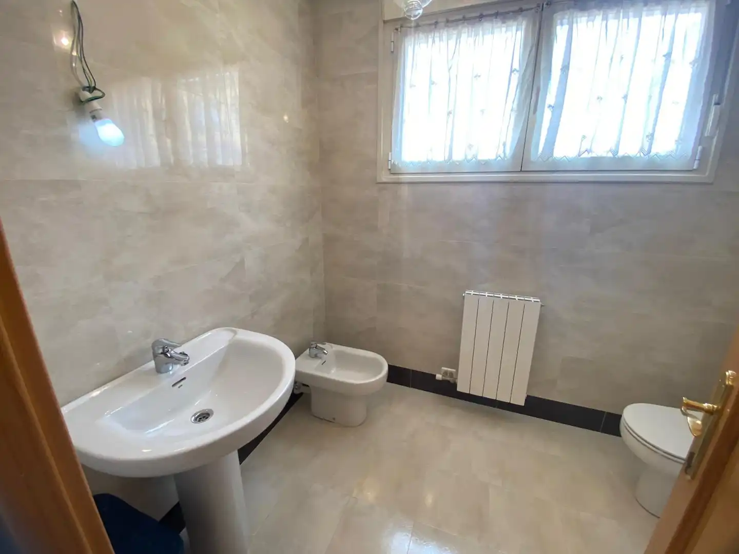 Badezimmer von Haus oder Chalet zum Verkauf in Burgos mit Heizung, Privatgarten und Parkett