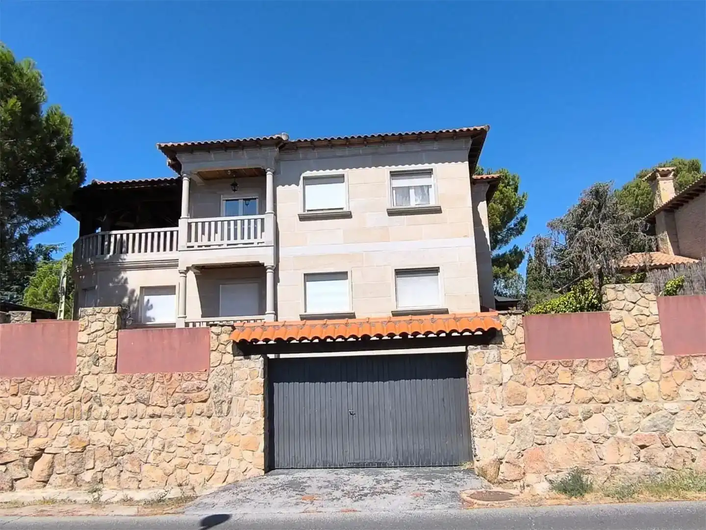 Außenansicht von Wohnung zum Verkauf in Torrelodones mit Klimaanlage, Schwimmbad und Balkon