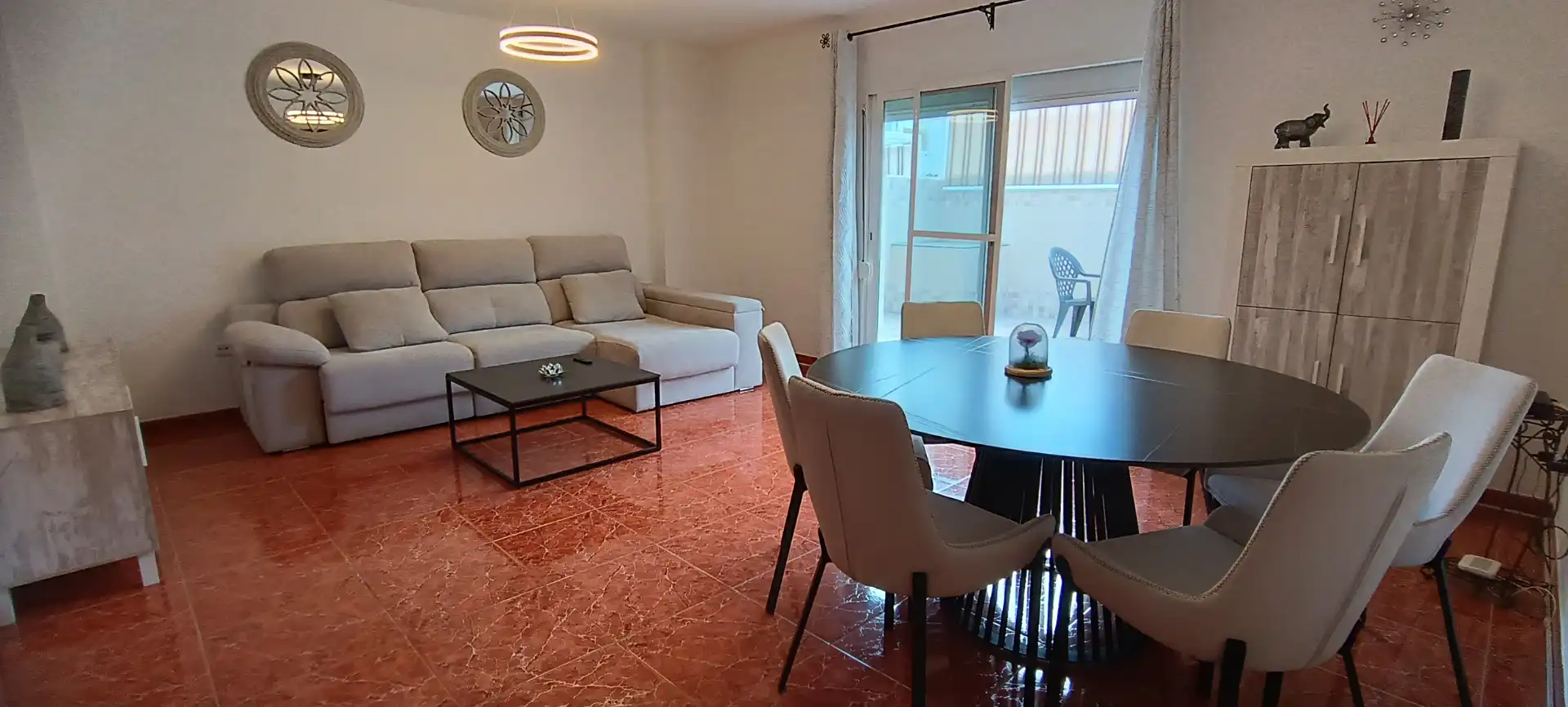 Wohnzimmer von Einfamilien-Reihenhaus zum Verkauf in Estepona mit Klimaanlage, Heizung und Terrasse