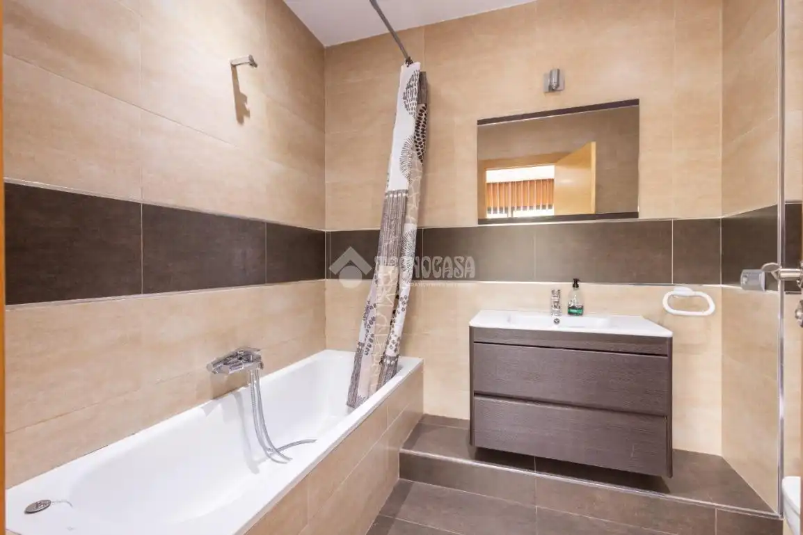 Bathroom of Flat for rent in Santa Marta de Tormes  with Air Conditioner, Heating and Community pool