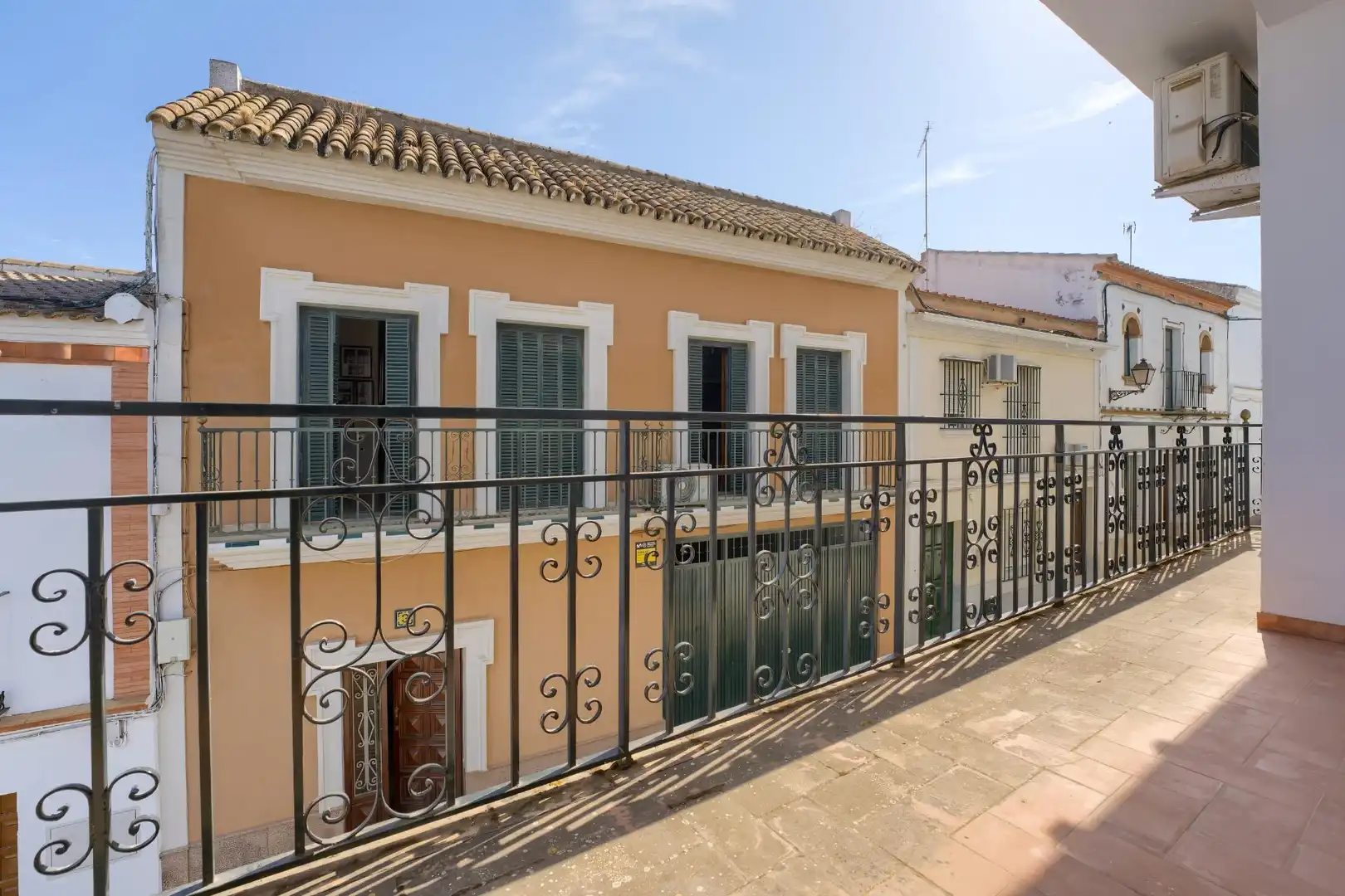 Vista exterior de Casa adosada en venta en Sanlúcar la Mayor con Aire acondicionado, Calefacción y Terraza