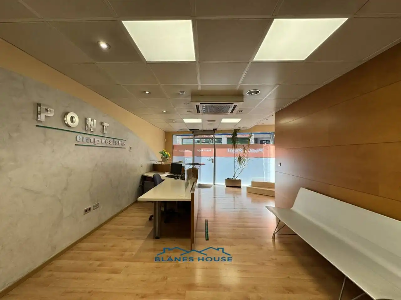 Locale commerciale in affitto a Camino Ral 35