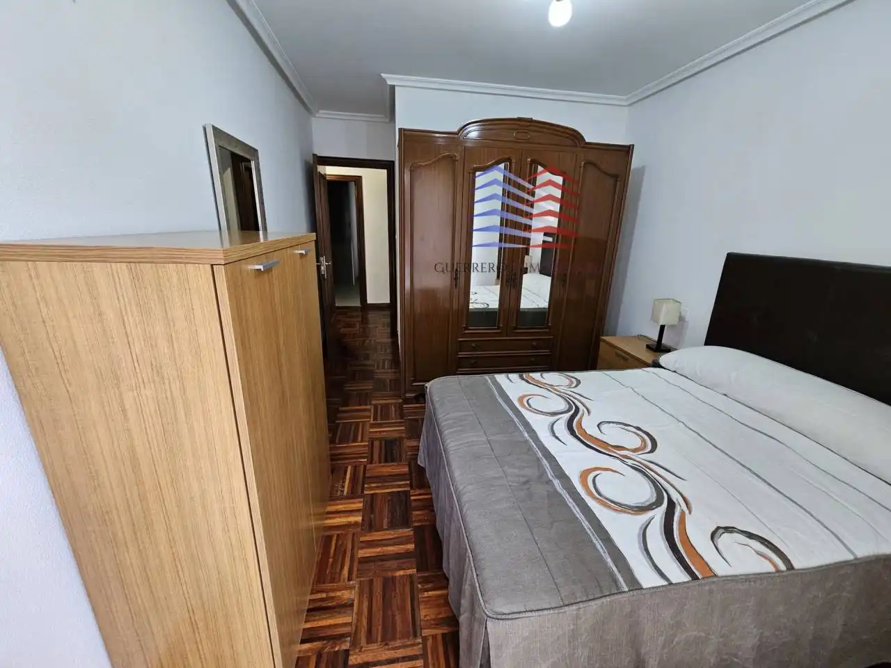 Dormitori de Apartament de lloguer en Ourense Capital  amb Calefacció, Parquet i Moblat