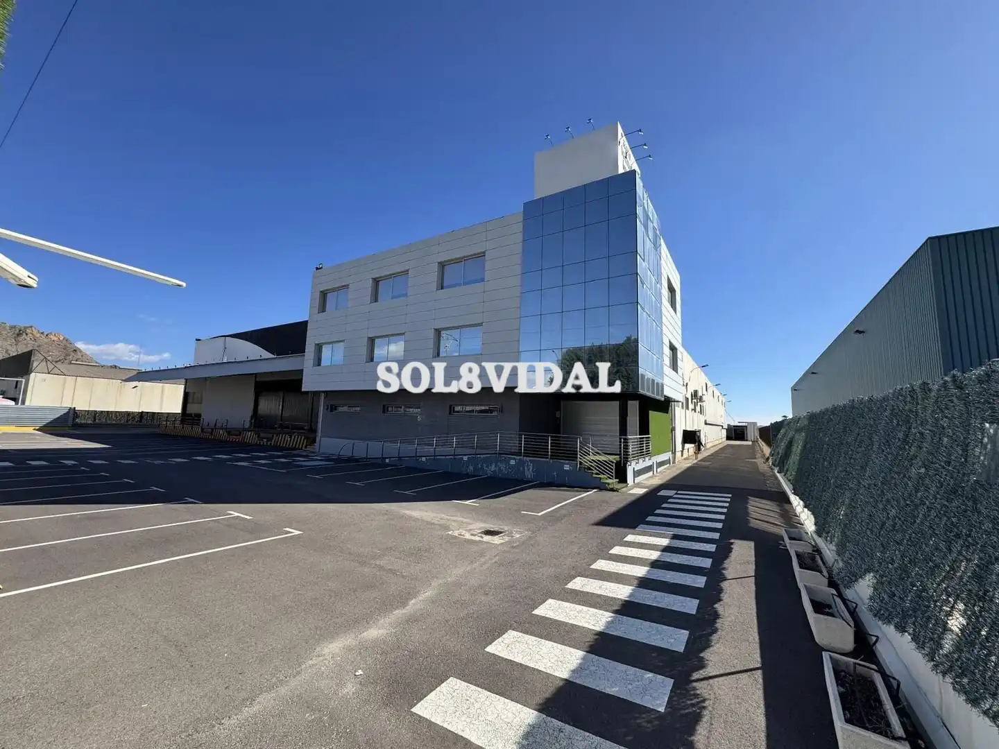 Außenansicht von Fabrikhallen zur Miete in Orihuela