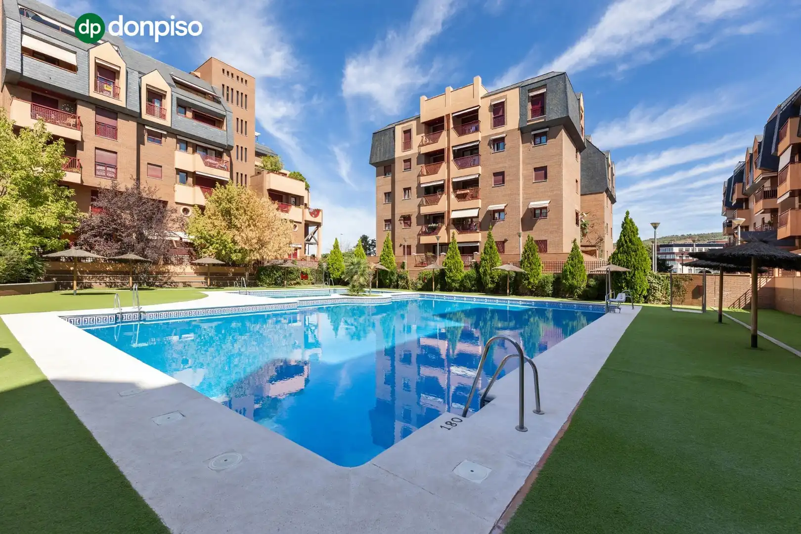 Piscina de Pis en venda en Granada amb Aire condicionat, Calefacció i Terrassa