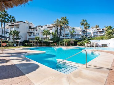 Pis amb piscina en venda a Avenida Playas del Duque 2