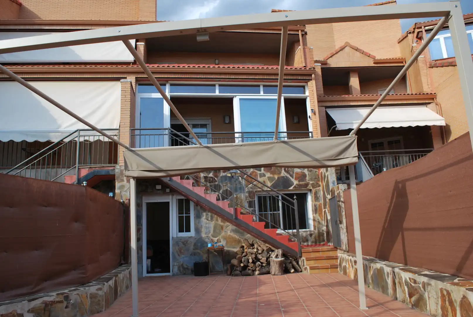 Terrasse von Einfamilien-Reihenhaus zum Verkauf in Valdemorillo mit Privatgarten, Terrasse und Abstellraum
