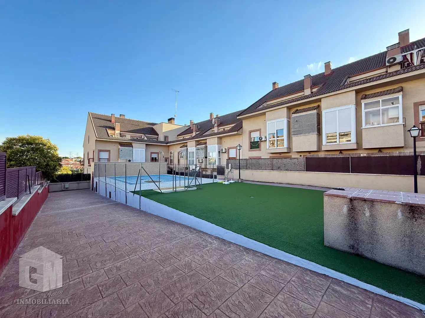 Vista exterior de Piso en venta en Arroyomolinos (Madrid) con Calefacción, Jardín privado y Terraza