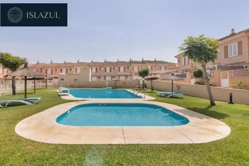 Vista exterior de Casa adosada en venda en Isla Cristina amb Jardí privat, Terrassa i Moblat
