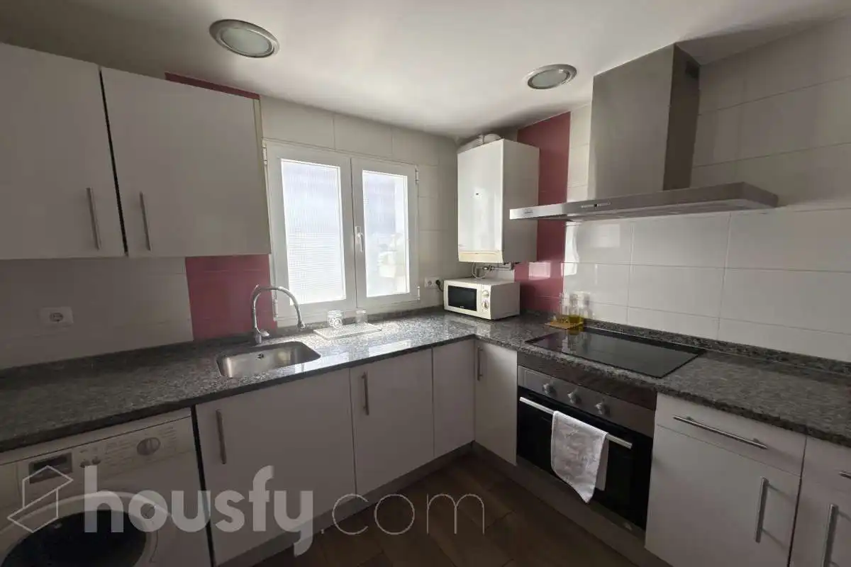Flat for rent in Calle Ruiz de Alarnes, San Isidro