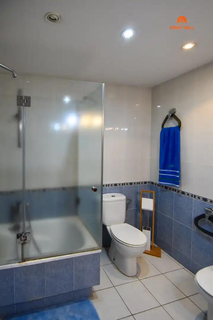 Baño de Ático en venta en La Bisbal d'Empordà con Calefacción, Terraza y Balcón