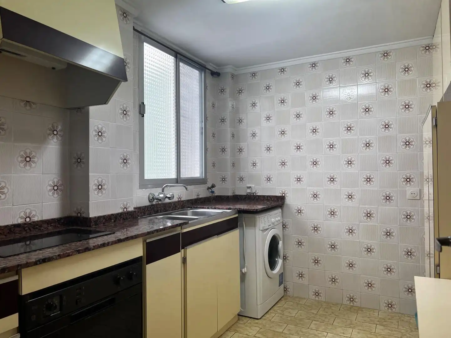 Kitchen of Flat for sale in Valencia  with Air Conditioner and Alarm