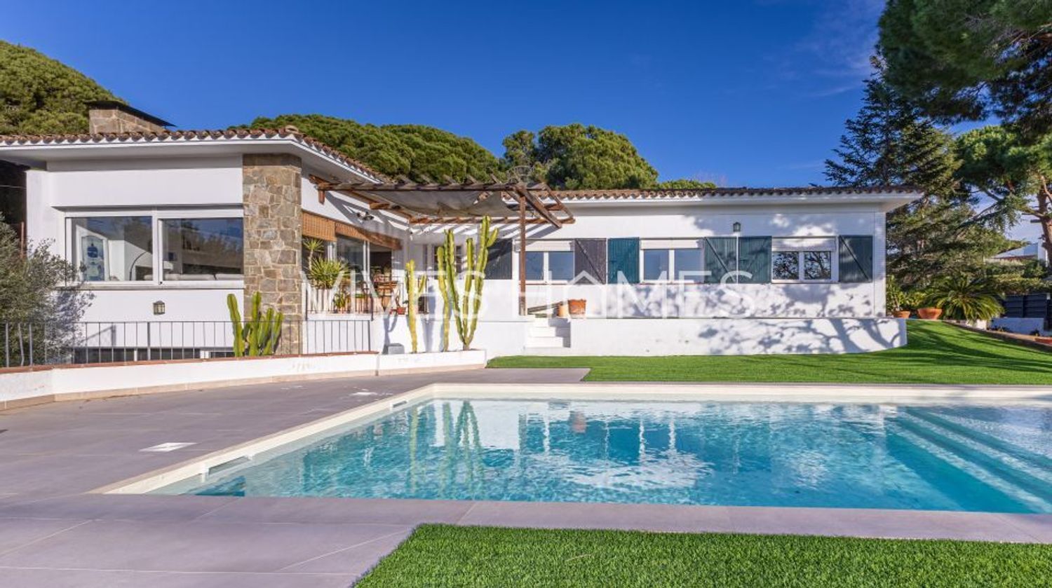 Vista exterior de Casa o xalet en venda en Sant Vicenç de Montalt amb Aire condicionat, Calefacció i Jardí privat