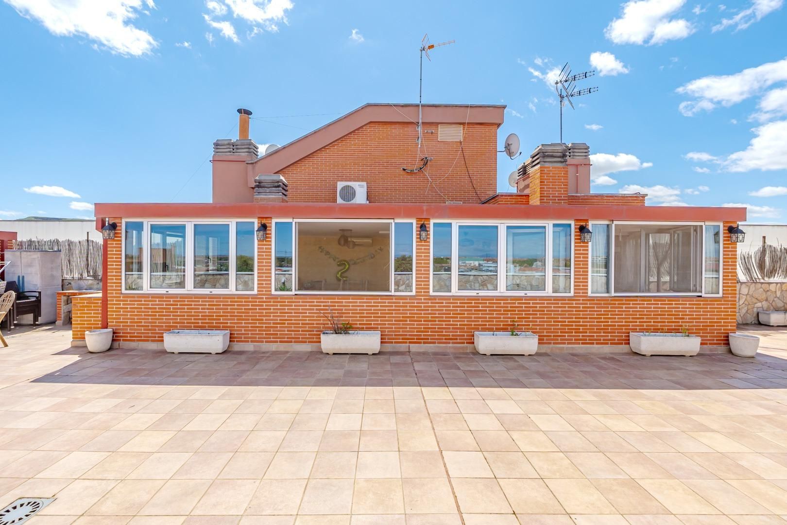 Vista exterior de Àtic en venda en Alcalá de Henares amb Calefacció i Terrassa