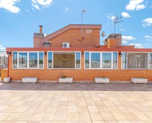 Vista exterior de Àtic en venda en Alcalá de Henares amb Calefacció i Terrassa