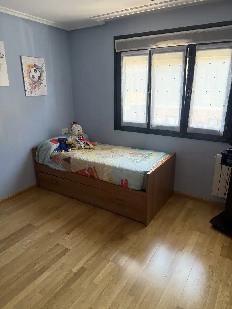 Dormitori de Casa adosada en venda en Gijón  amb Calefacció, Parquet i Moblat