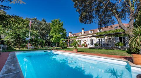 HOGARES EL ESCORIAL VENDE... Elegante villa familiar con gran jardín y piscina en Los Arroyos, El Escorial