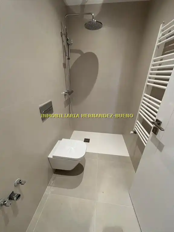 Bathroom of Flat for sale in Salamanca  with Air Conditioner, Heating and Balcony