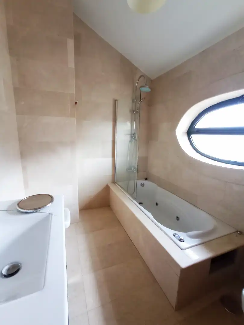 Badezimmer von Maisonette zum Verkauf in Pontevedra Capital  mit Heizung, Parkett und Terrasse