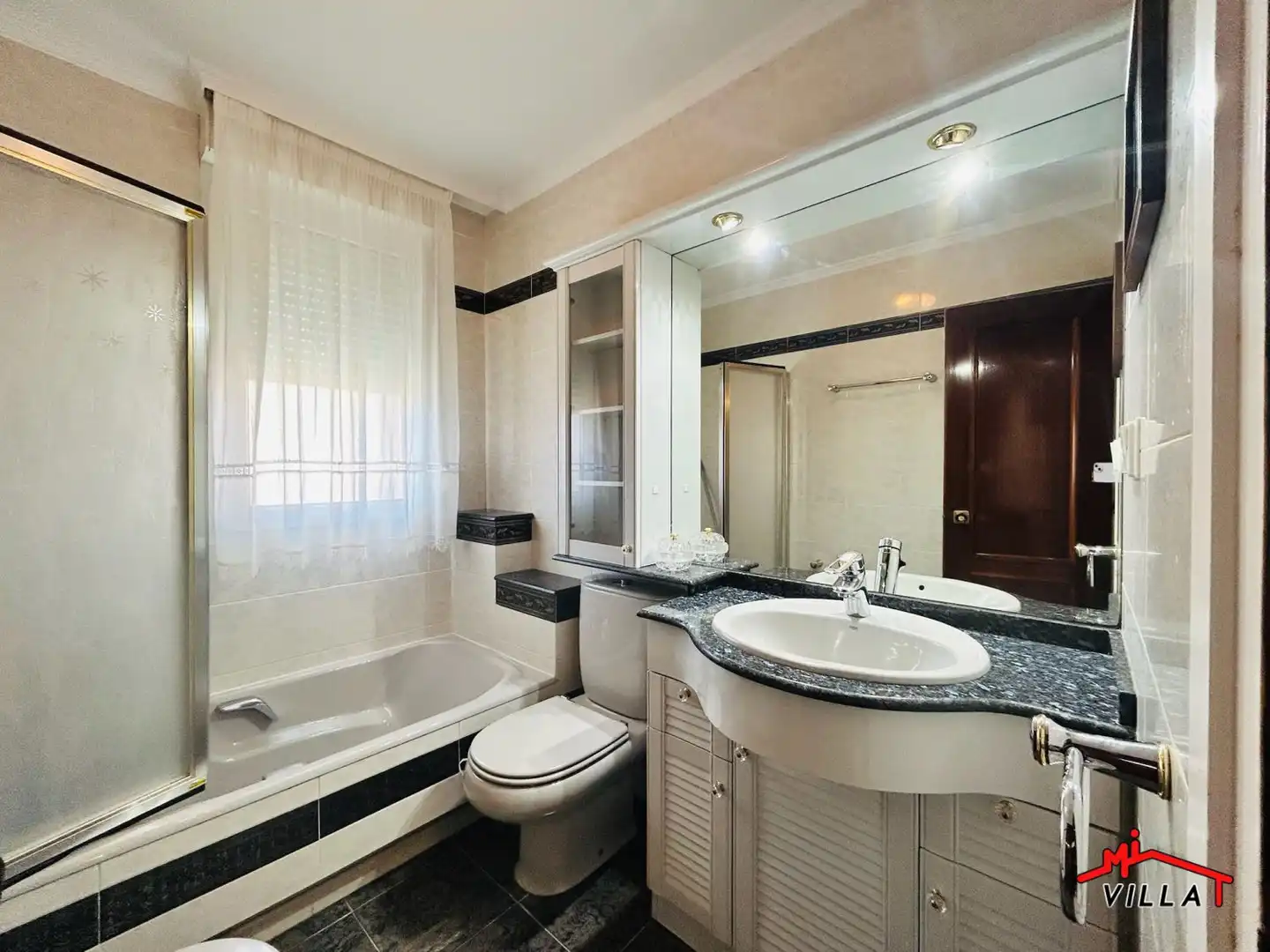 Baño de Piso en venta en Laredo con Calefacción, Terraza y Amueblado