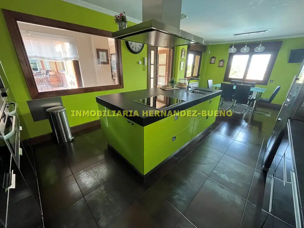 Cocina de Casa o chalet en venta en Carbajosa de la Sagrada con Aire acondicionado, Calefacción y Jardín privado
