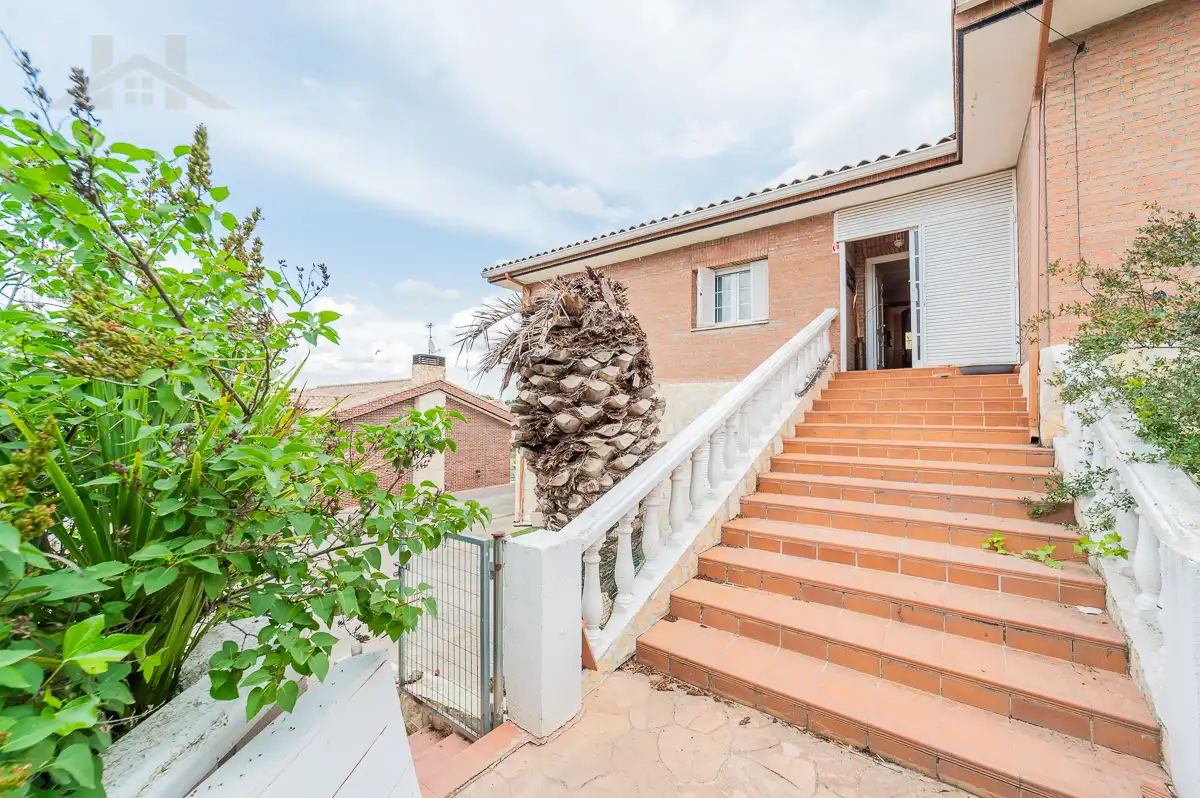 Vista exterior de Casa o xalet en venda en Yeles amb Aire condicionat, Calefacció i Jardí privat