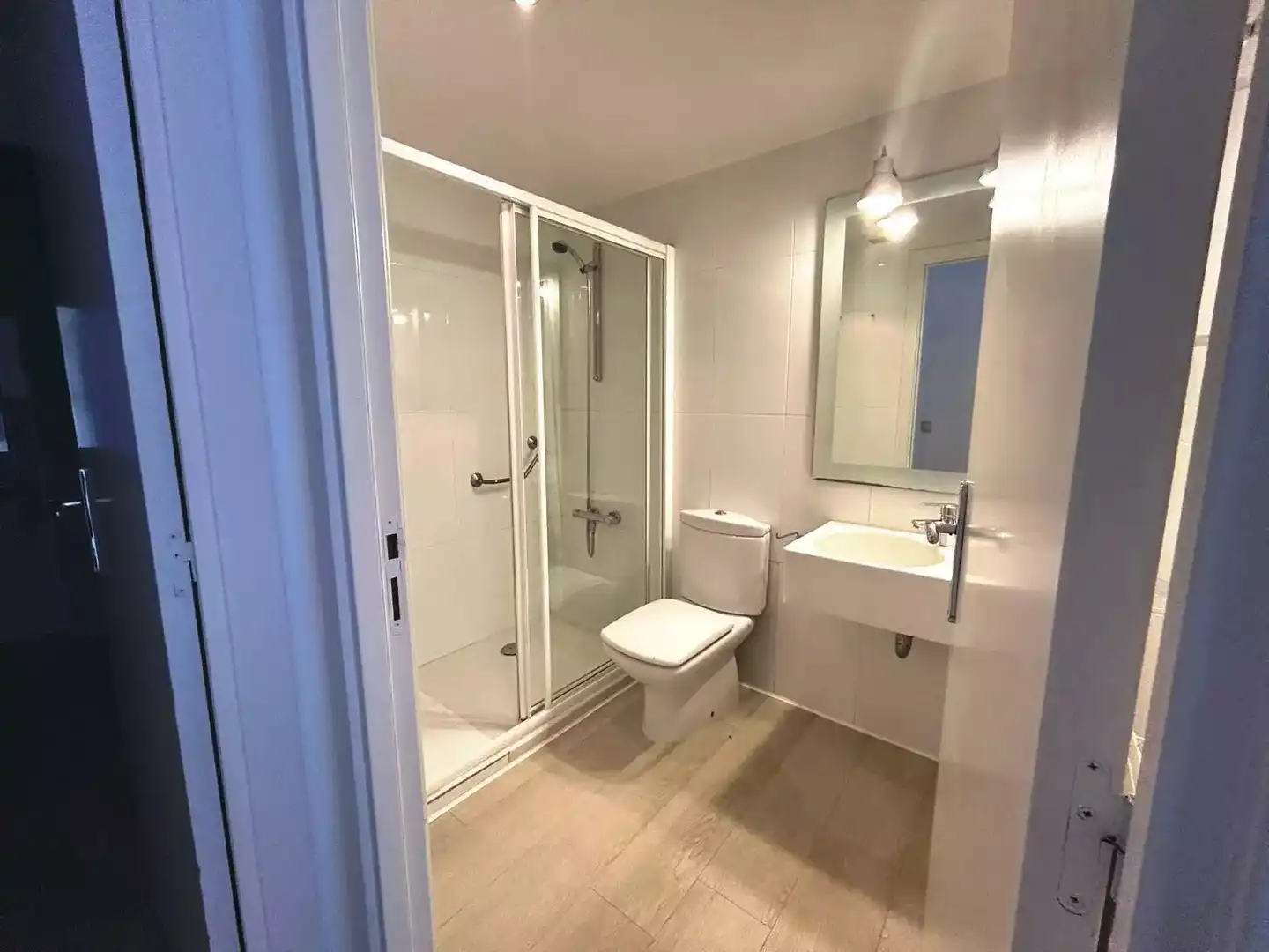 Badezimmer von Wohnung zur Miete in Girona mit Klimaanlage, Heizung und Parkett