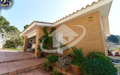 Vista exterior de Casa o xalet en venda en Castellar del Vallès amb Calefacció, Jardí privat i Terrassa