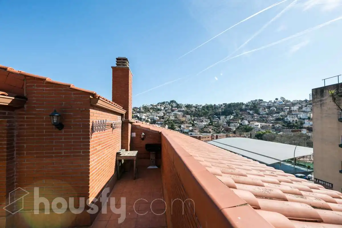 Vista exterior de Dúplex en venda en Vallirana amb Calefacció, Terrassa i Balcó