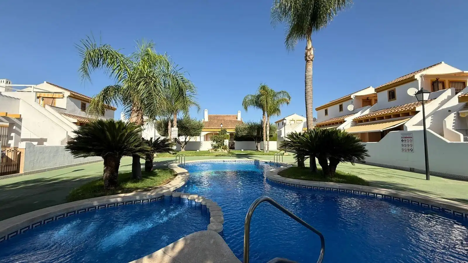 Piscina de Casa o xalet en venda en Pilar de la Horadada amb Aire condicionat, Terrassa i Traster