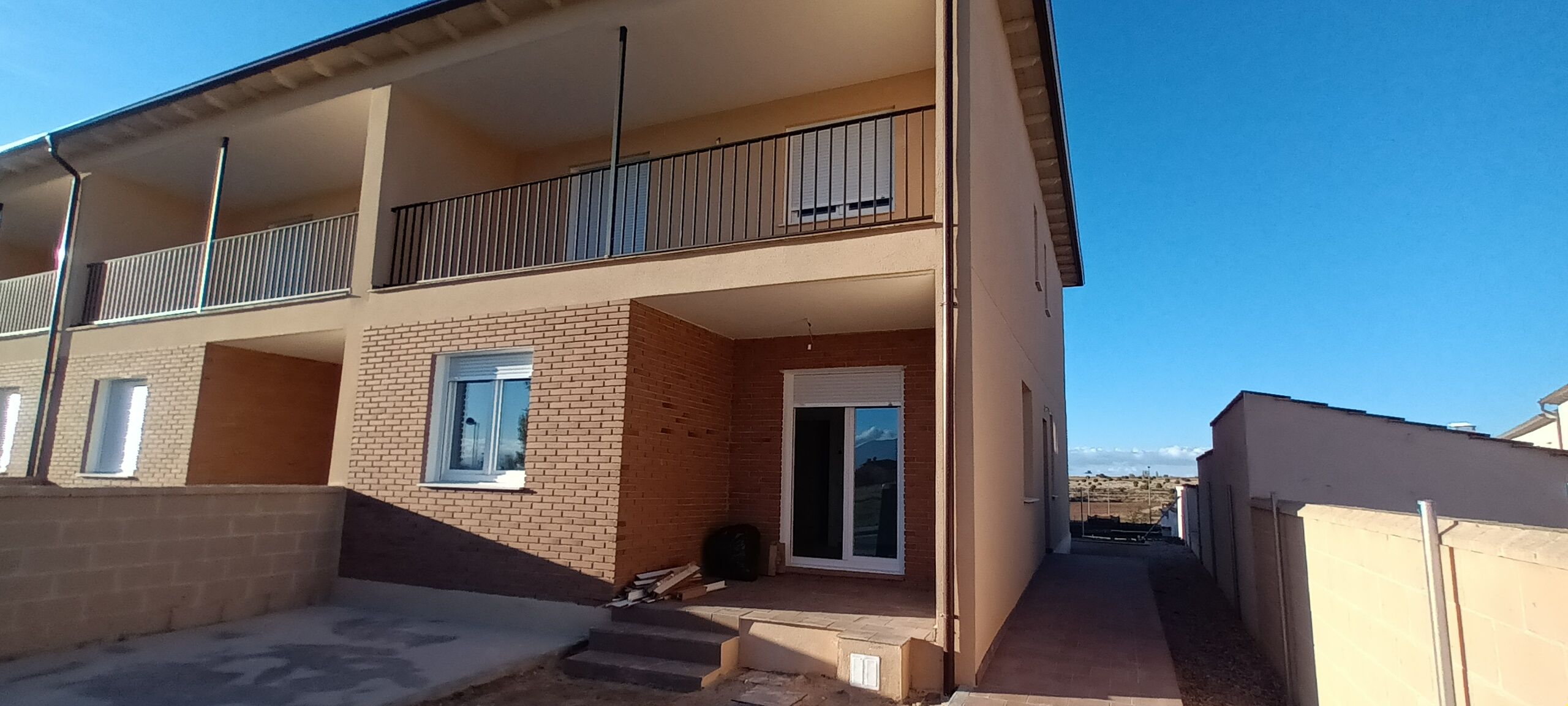 Vista exterior de Casa adosada en venda en San Cristóbal de Segovia amb Aire condicionat, Calefacció i Jardí privat