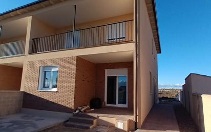 Vista exterior de Casa adosada en venda en San Cristóbal de Segovia amb Aire condicionat, Calefacció i Jardí privat