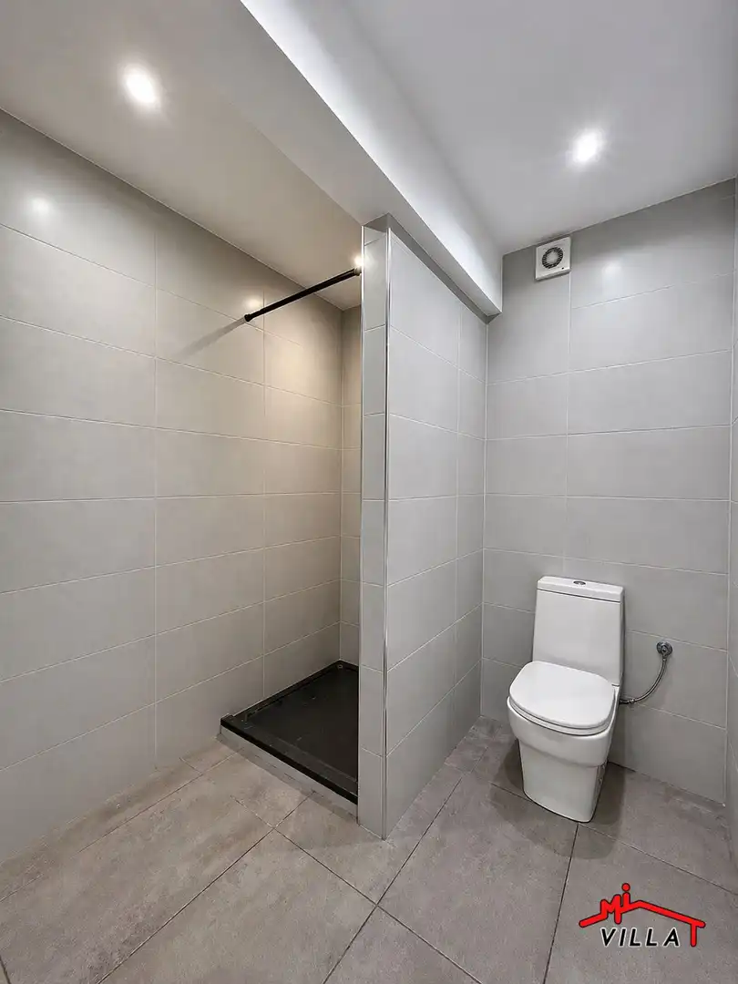 Baño de Piso en venta en Laredo con Calefacción y Terraza