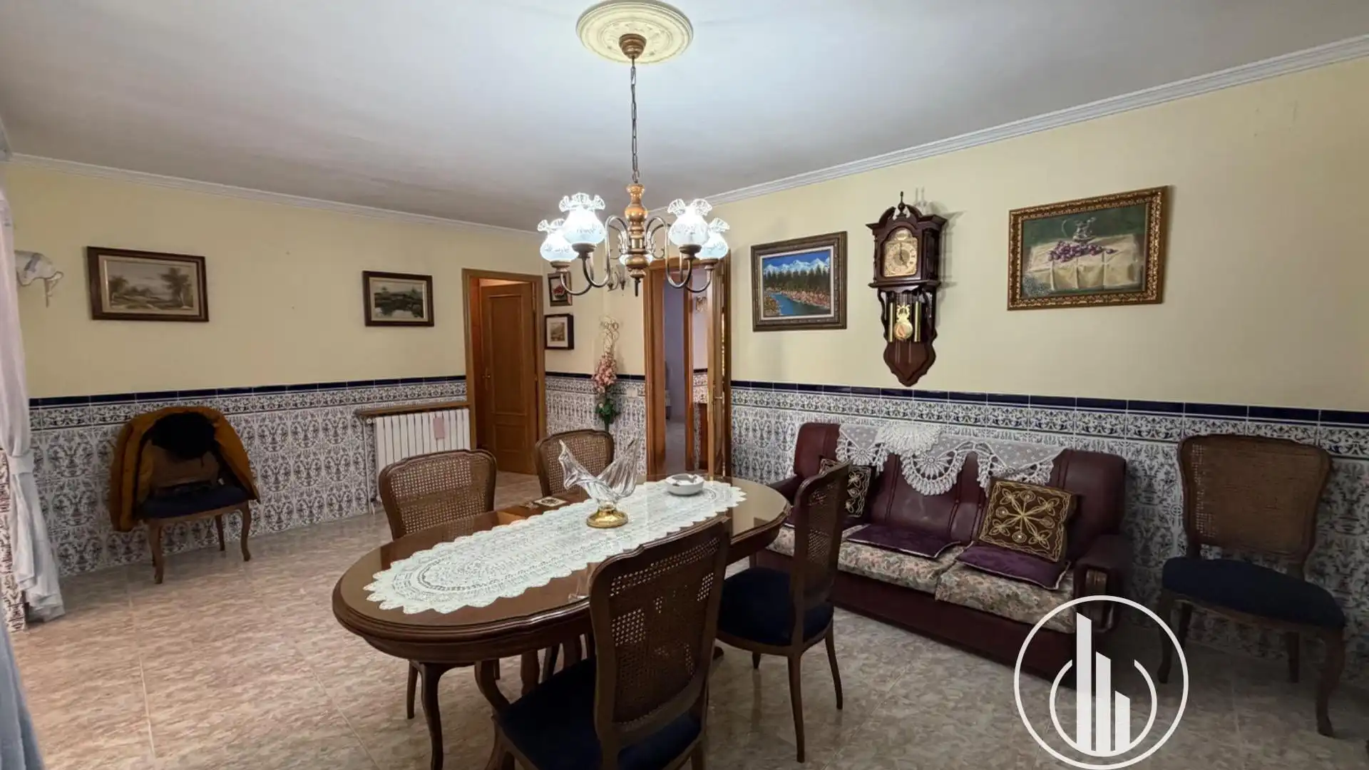 Menjador de Casa o xalet en venda en Olot amb Jardí privat, Traster i Moblat