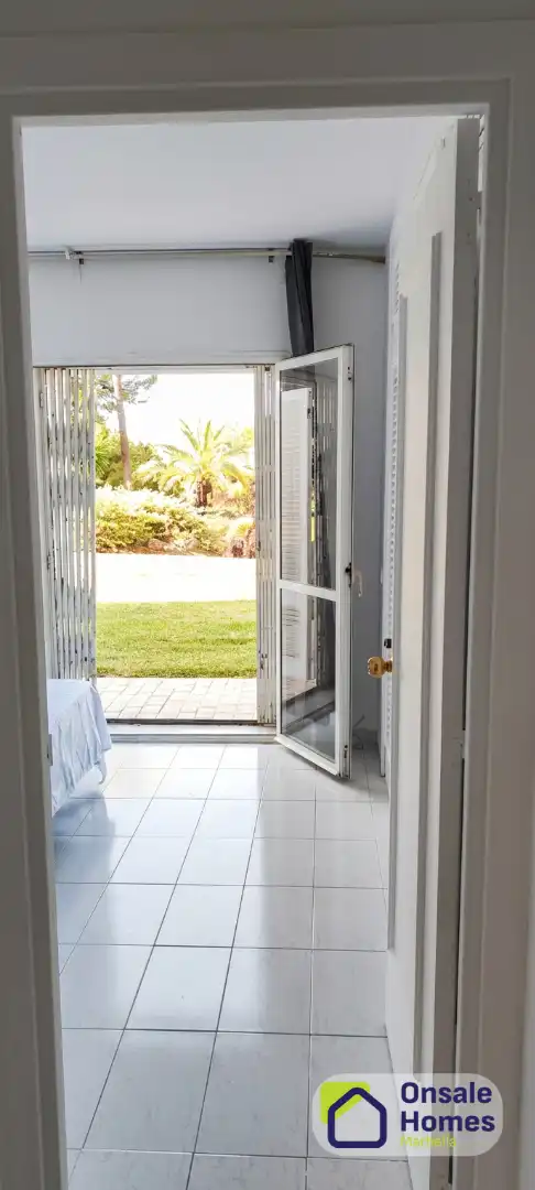 Außenansicht von Wohnungen zum Verkauf in Marbella mit Terrasse, Abstellraum und Gemeinschaftspool