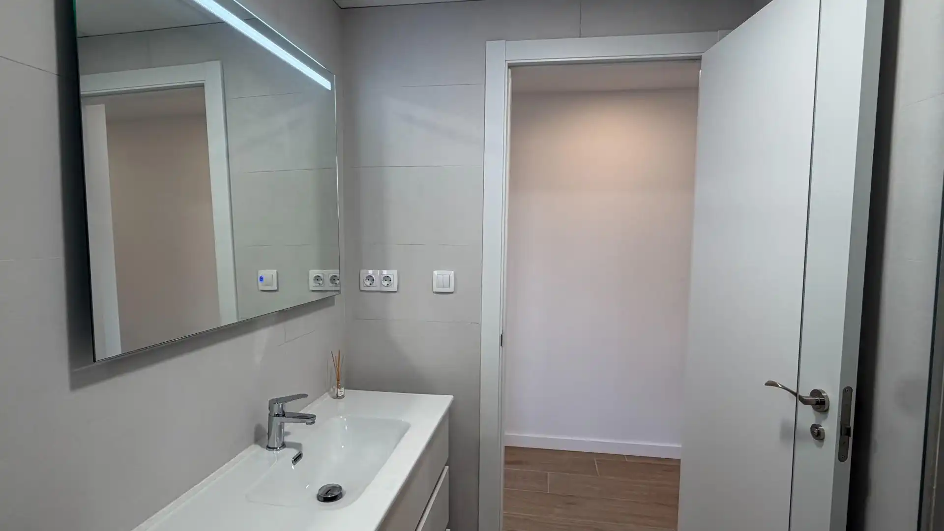 Bany de Apartament de lloguer en Valencia amb Aire condicionat, Calefacció i Moblat