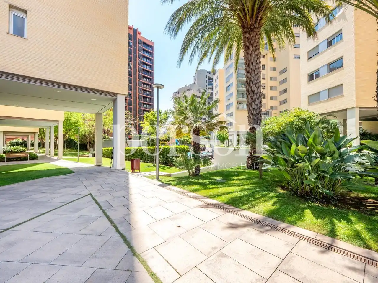 Exterior view of Flat for rent in Valencia  with Air Conditioner, Balcony and Community pool