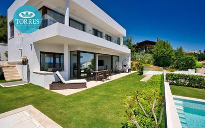 Jardí de Casa o xalet en venda en Estepona amb Aire condicionat, Terrassa i Piscina