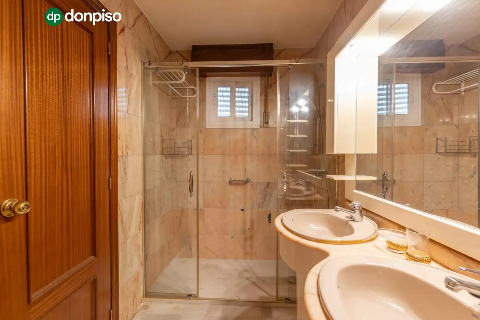 Badezimmer von Einfamilien-Reihenhaus zum Verkauf in Granada mit Heizung, Terrasse und Abstellraum