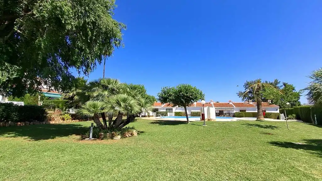 Vista exterior de Planta baja en venta en Dénia con Aire acondicionado, Terraza y Piscina comunitaria