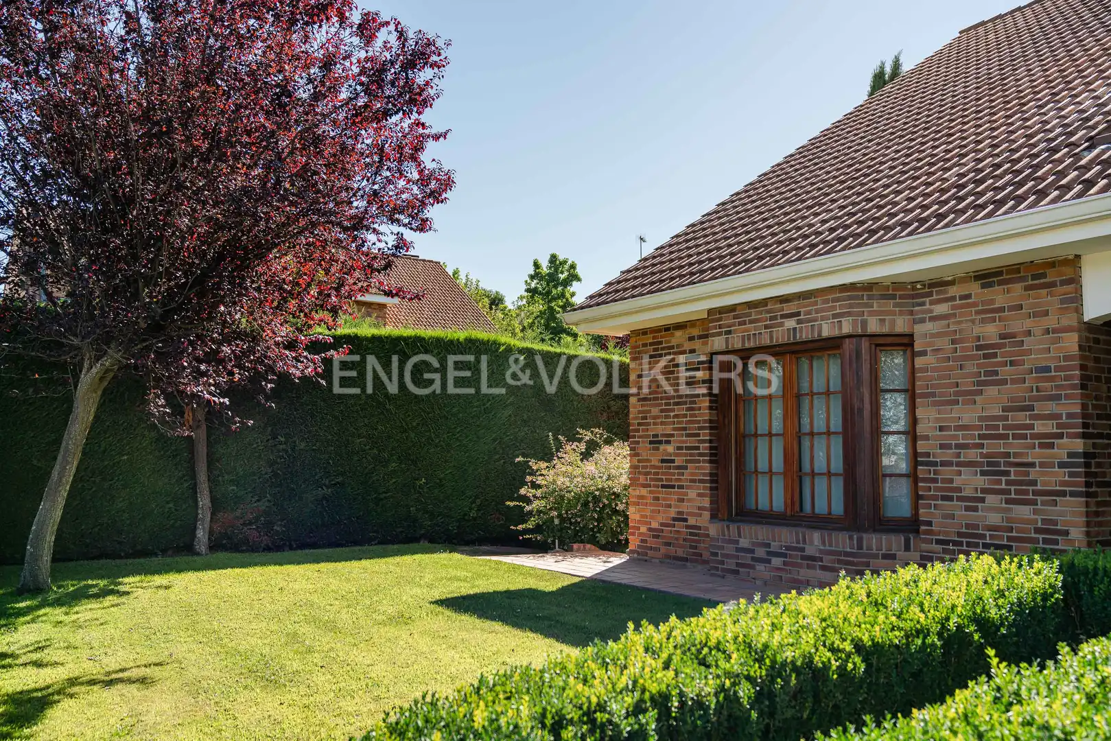 Vista exterior de Casa o xalet de lloguer en Pozuelo de Alarcón amb Aire condicionat, Calefacció i Jardí privat