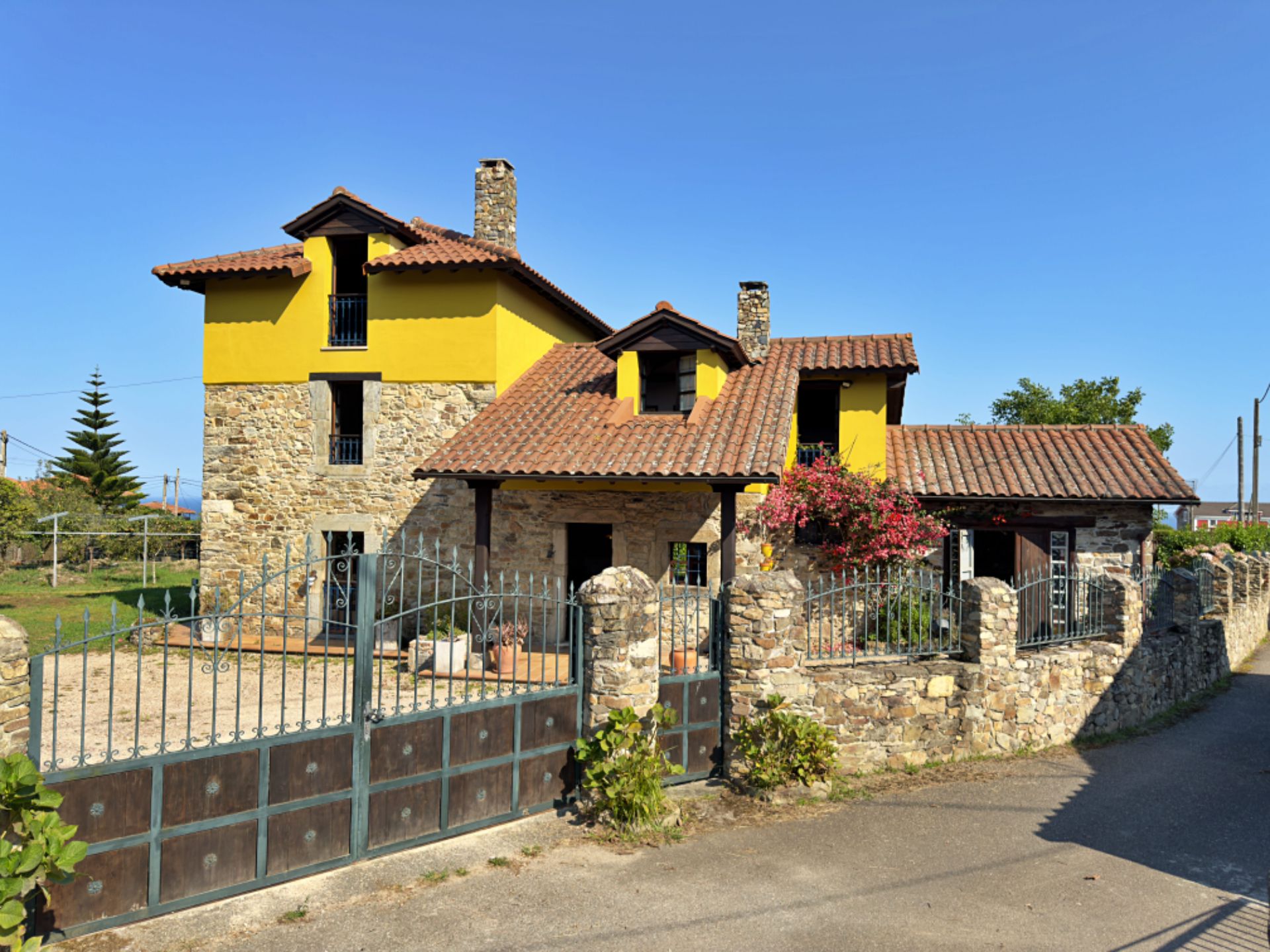 Vista exterior de Casa o xalet en venda en Cudillero amb Calefacció, Jardí privat i Parquet